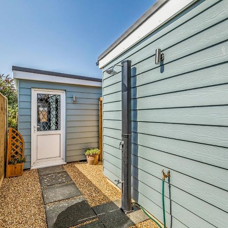 Pass The Keys Charming Chalet A Stones Throw From The Beach Chichester Exterior foto