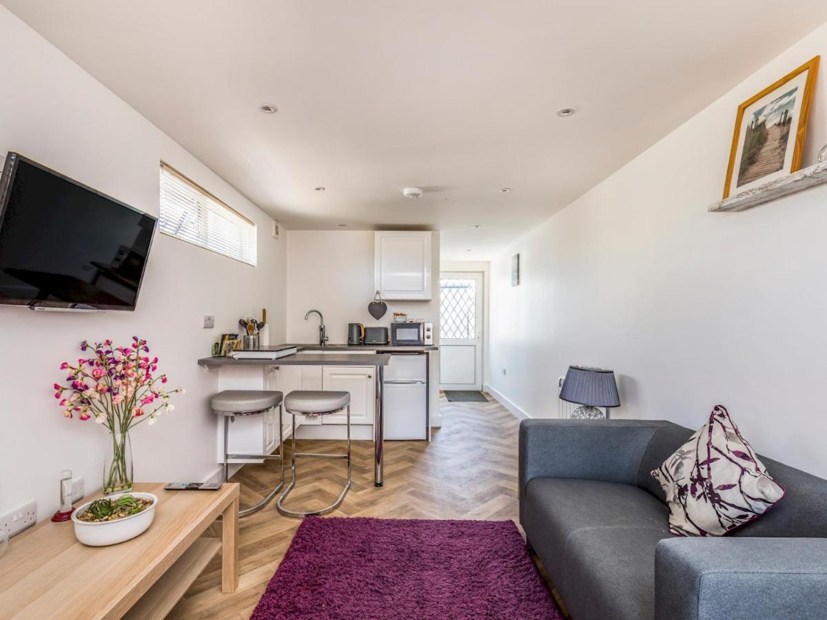 Pass The Keys Charming Chalet A Stones Throw From The Beach Chichester Exterior foto