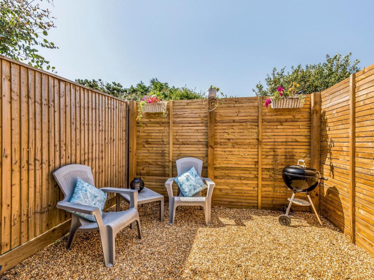 Pass The Keys Charming Chalet A Stones Throw From The Beach Chichester Exterior foto