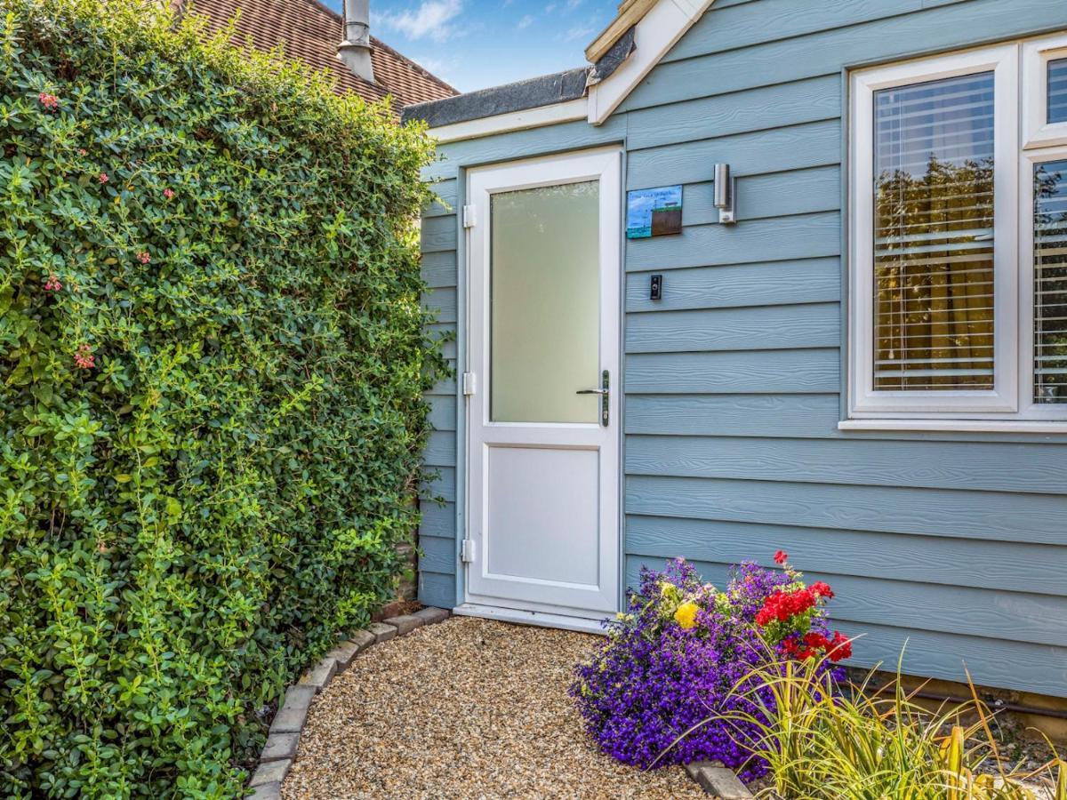 Pass The Keys Charming Chalet A Stones Throw From The Beach Chichester Exterior foto