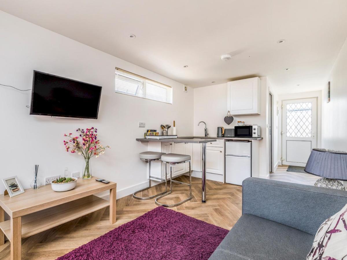 Pass The Keys Charming Chalet A Stones Throw From The Beach Chichester Exterior foto