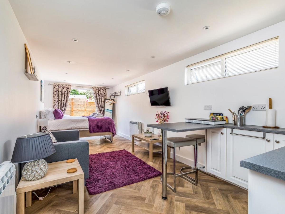 Pass The Keys Charming Chalet A Stones Throw From The Beach Chichester Exterior foto