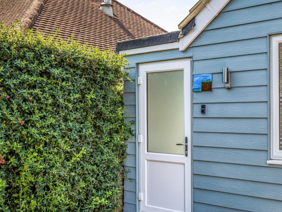 Pass The Keys Charming Chalet A Stones Throw From The Beach Chichester Exterior foto